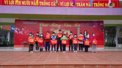 Ban giám hiệu nhà trường trao những suất quà cho học sinh vượt khó và con gia đình chính sách dịp Tết nguyên đán 2021.