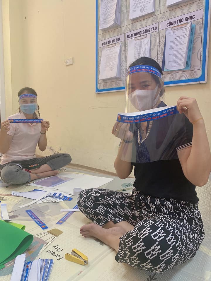 Ban công tác Đội kết hợp cùng Đoàn thanh niên nhà trường làm mặt nạ giọt bắn chống dịch Covid 19.