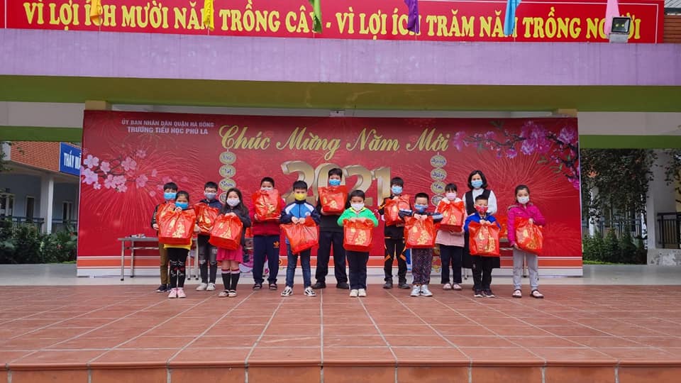 Ban giám hiệu nhà trường trao những suất quà cho học sinh vượt khó và con gia đình chính sách dịp Tết nguyên đán 2021.