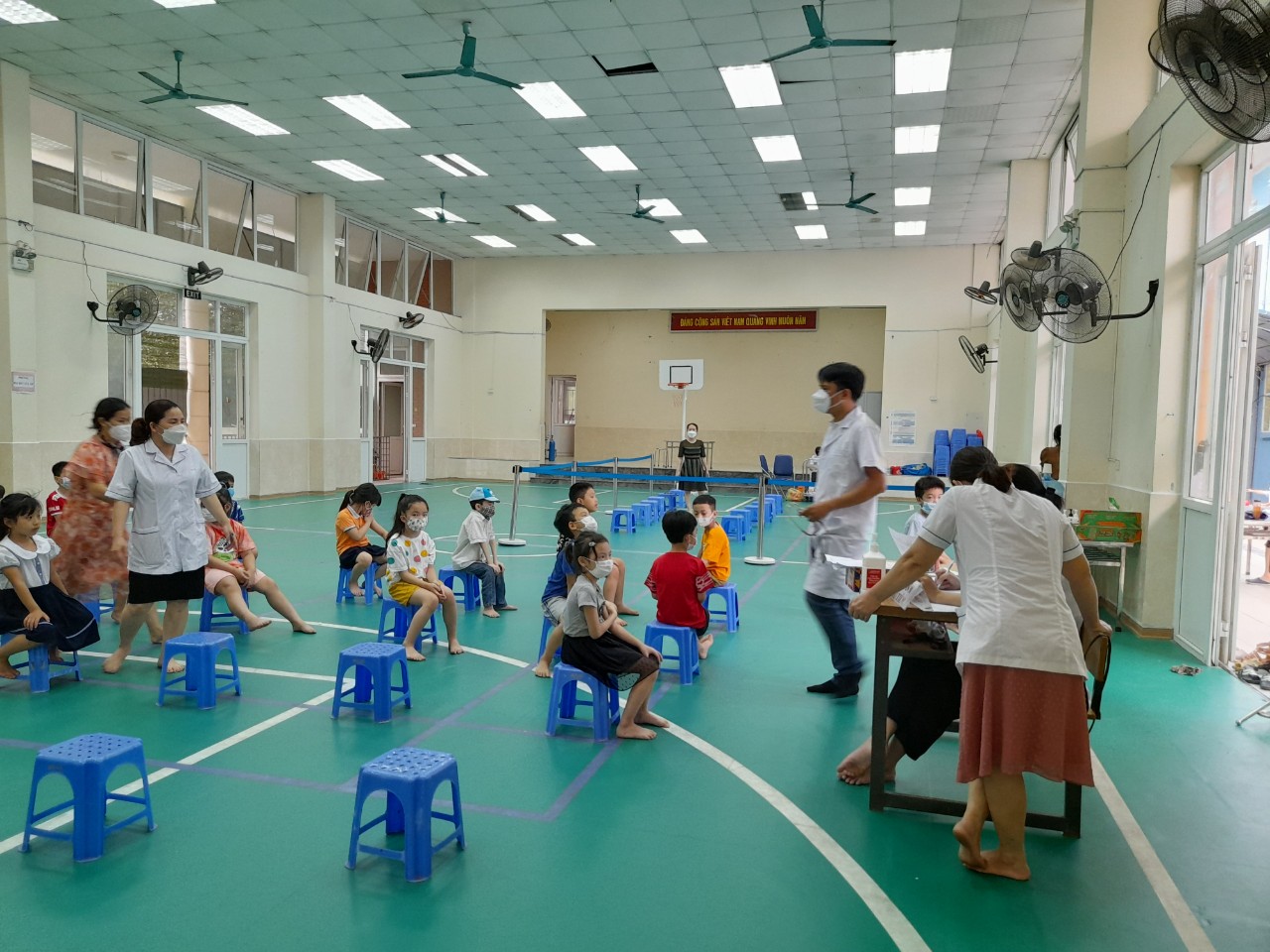 Tiêm vacxin phòng Covid - 19 cho trẻ từ 5 - 12 tuổi của Trường Tiểu học Phú La