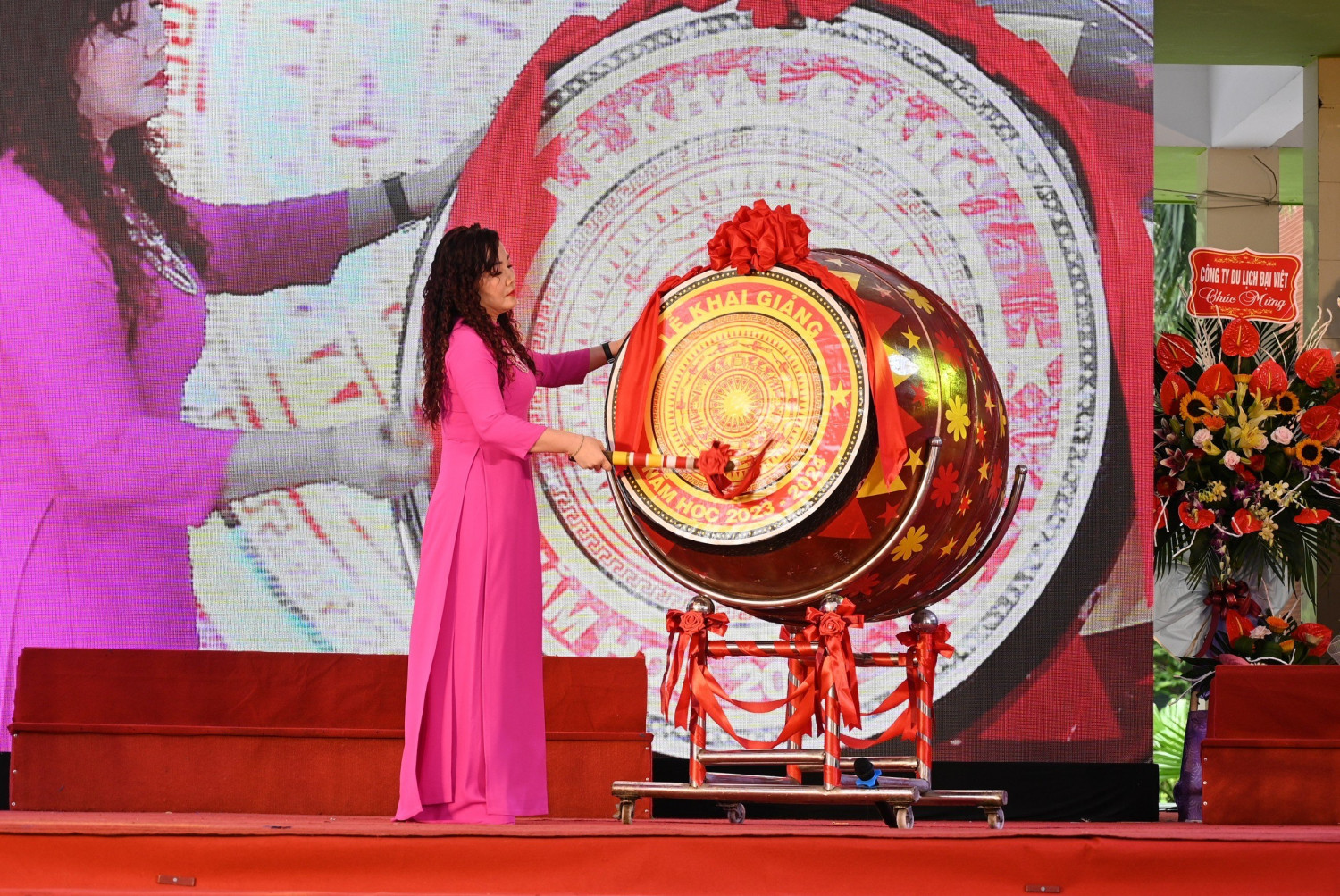 Nhà giáo Nguyễn Thị Bích Hạnh - Bí thư chi bộ, Hiệu trưởng nhà trường đánh trống khai giảng năm học 2023 - 2024